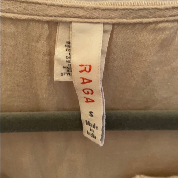 A super cute beige woman’s blouse - Picture 2 of 4